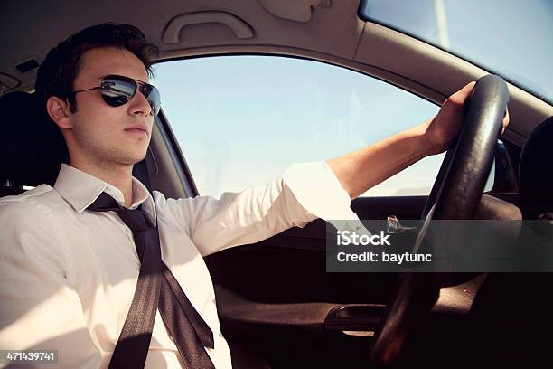Foto de Empresário Dirigindo Um Carro Com Óculos De Sol e mais fotos de stock de Dirigir - Dirigir, Homens, Só Homens
