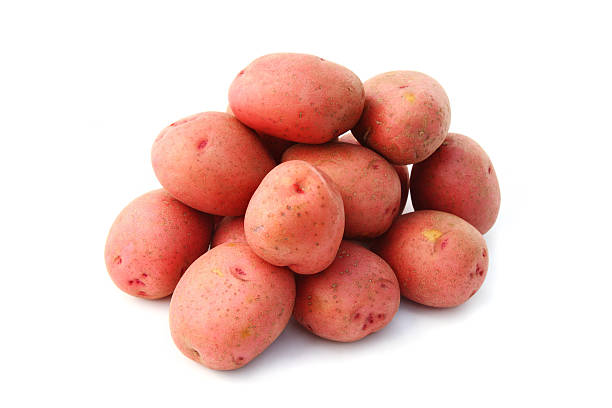 sterty czerwone ziemniaki - red potato raw potato isolated vegetable zdjęcia i obrazy z banku zdjęć