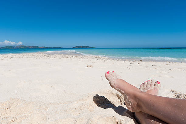 piedi sulla sabbia in spiaggia, rilassante in paradiso - human foot barefoot sole of foot human toe foto e immagini stock