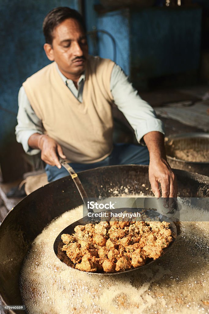 Индийский street Продавец Приготовление еды - Стоковые фото Индия роялти-фри
