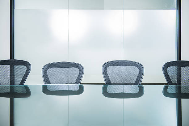 ufficio sala conferenze sfondo - boardroom chairs foto e immagini stock