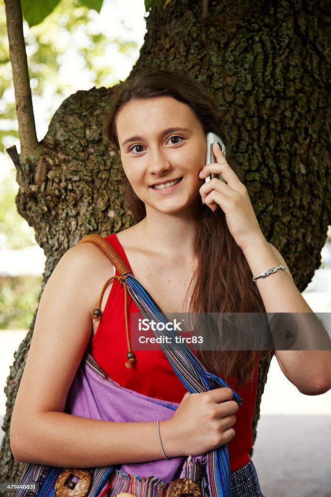 Attraktive teenager mit tree trunk - Lizenzfrei 16-17 Jahre Stock-Foto