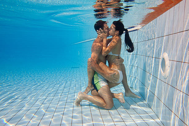 подводный love - swimming pool sensuality women sex symbol стоковые фото и изображения