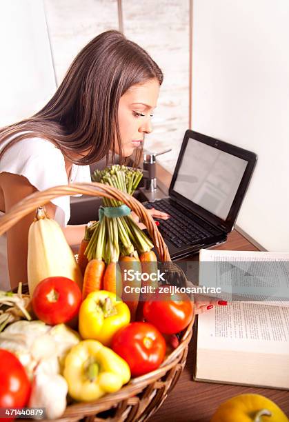 Bella Donna Cucinare E Cercando Una Ricetta Online - Fotografie stock e altre immagini di Adulto - Adulto, Alimentazione sana, Allegro