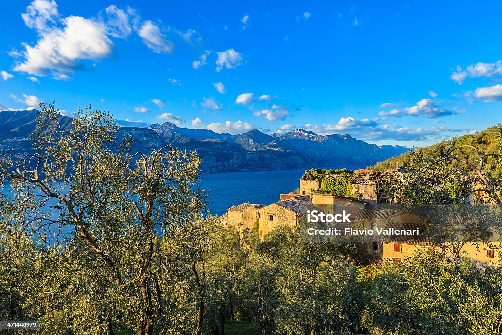 Antiga Aldeia no Lago de Garda - Foto de stock de Lago Garda royalty-free