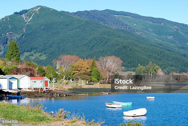 Foto de Boathouses Na Marlborough Sounds Nova Zelândia e mais fotos de stock de Estreito de Kenepuru - Estreito de Kenepuru, Azul, Barco a remo