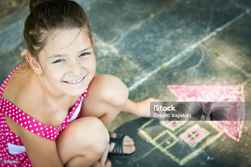 Menina desenho na calçada - Foto de stock de 8-9 Anos royalty-free