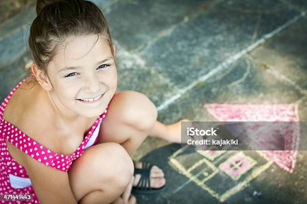 Foto de Menina Desenho Na Calçada e mais fotos de stock de 8-9 Anos - 8-9 Anos, Aluna, Beleza