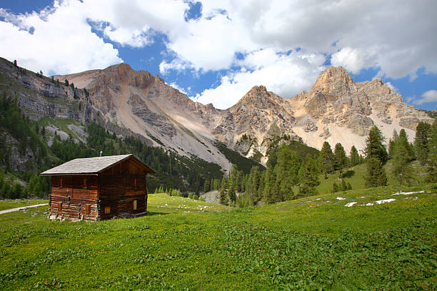 montanha chalet - travel destinations alto adige north tirol dolomites - fotografias e filmes do acervo