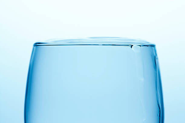 copo cheio de água - beira dágua imagens e fotografias de stock