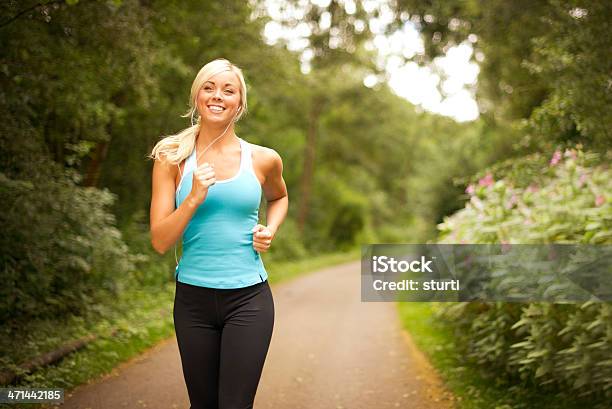 Jovem Mulher Desfrutar De Uma Corrida Ao Final Do Dia - Fotografias de stock e mais imagens de Jogging