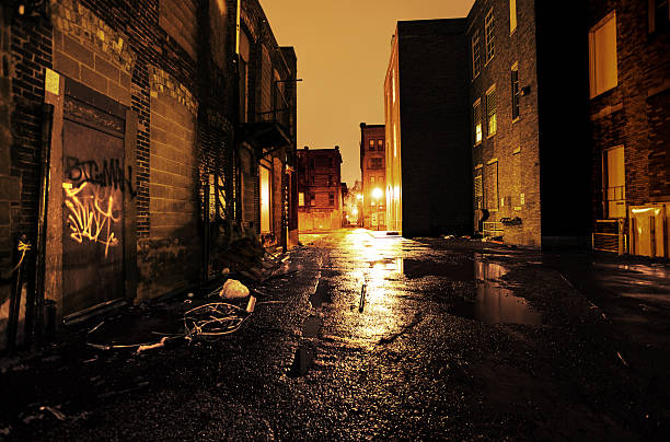 fleumático mergulhado urbano de chuva escura - crime scene imagens e fotografias de stock