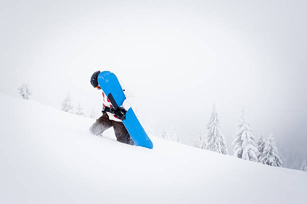 istock Lonley snowboarder on the mountain 471443339