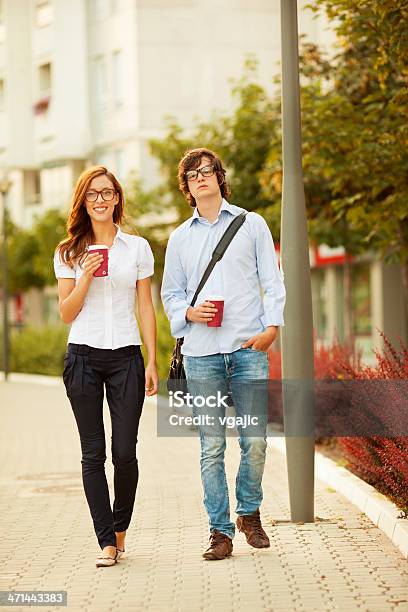 Geschäftsleute Kaffeepause Im Freien Stockfoto und mehr Bilder von Berufliche Beschäftigung - Berufliche Beschäftigung, Berufliche Partnerschaft, Blick in die Kamera