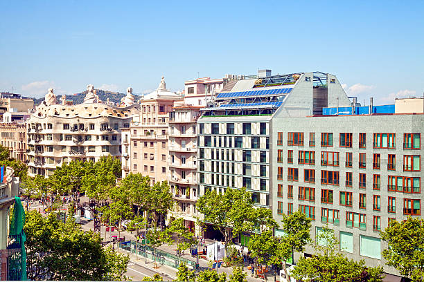 paseo de gracia de barcelone - barcelona la pedrera spain catalonia photos et images de collection