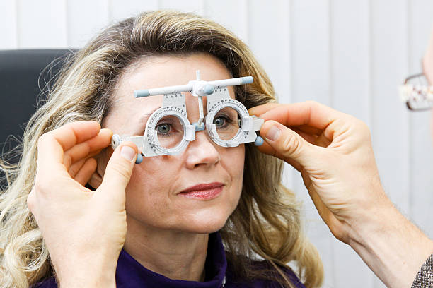 woman eye exam eye exam with measuring spectacles at optometrist Messbrille stock pictures, royalty-free photos & images