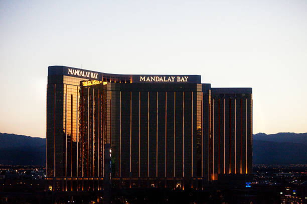 veduta aerea del mandalay bay hotel and casino tramonto - las vegas metropolitan area the las vegas strip casino sign foto e immagini stock