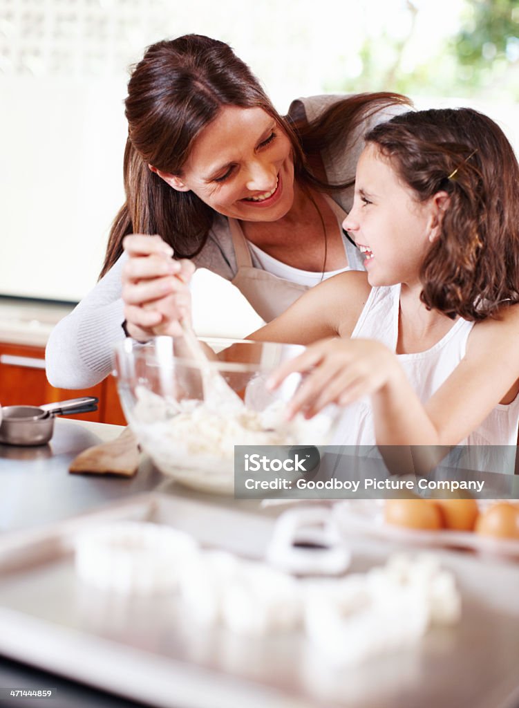 Cocinar con mi mamá - Foto de stock de Adulto libre de derechos