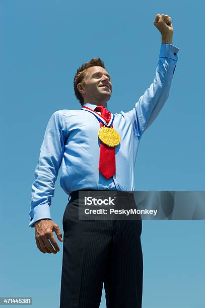 ゴールドメダルビジネスマンのパンプスで彼の拳ブルースカイ - 1人のストックフォトや画像を多数ご用意 - 1人, お祝い, ガッツポーズ