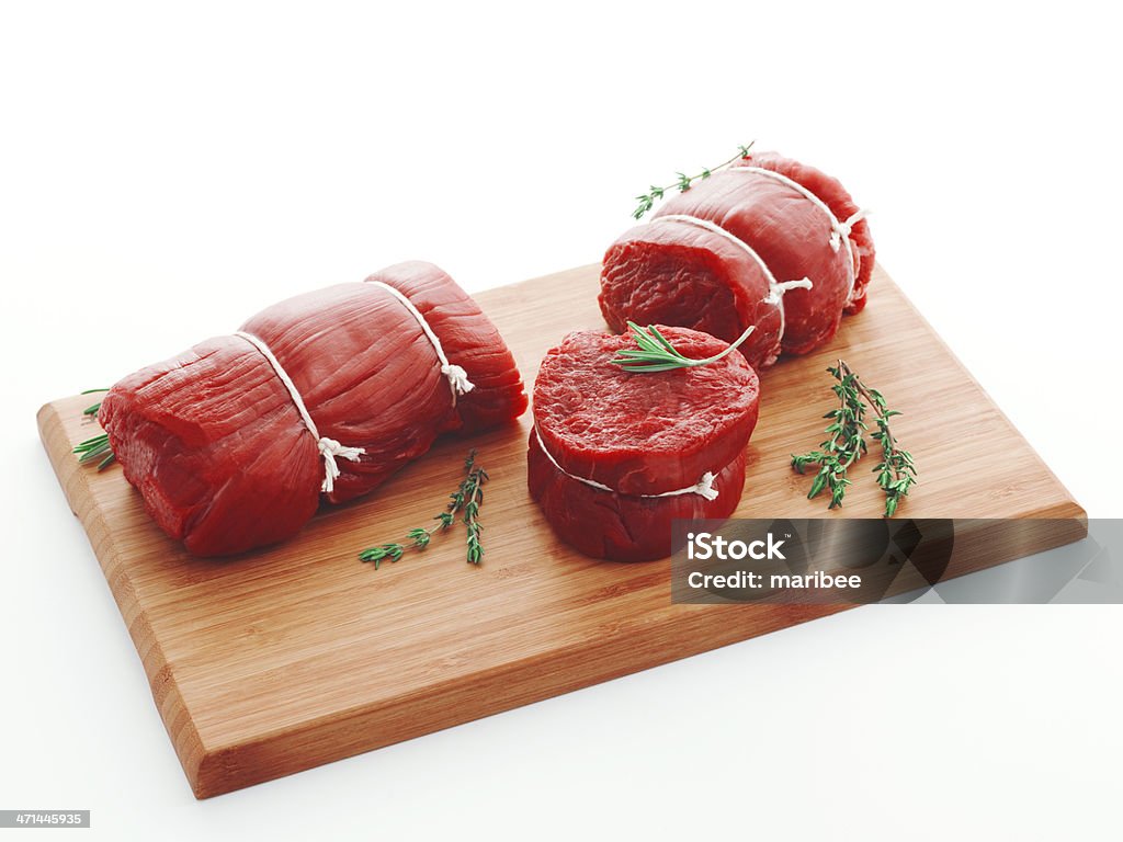 filet mignon con hierbas sobre tabla de cortar - Foto de stock de Filete Mignon libre de derechos