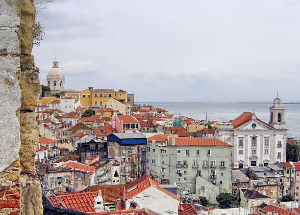 stadtansicht von alfama von miradouro de santa luzia (lissabon) - lisbon portugal portugal gazebo observation point stock-fotos und bilder