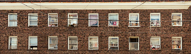 dezoito windows-muitos com roupa - sanfran2012 imagens e fotografias de stock