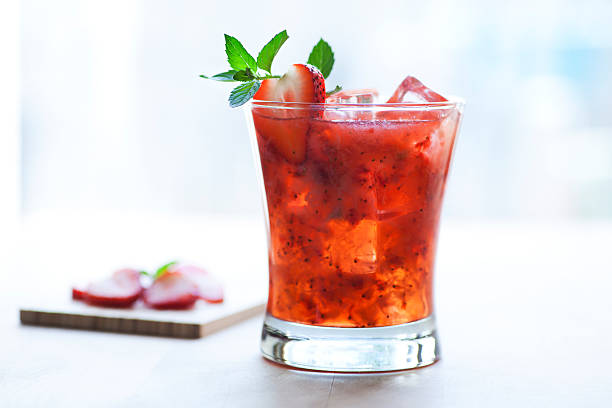 cocktail à la fraise - drink alcohol juice red photos et images de collection