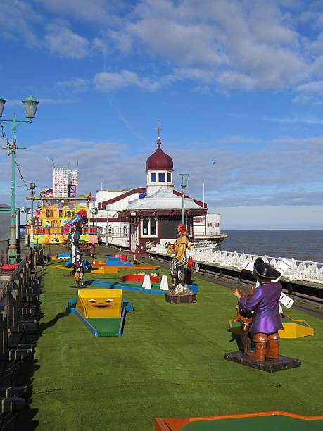 クレージーゴルフ - blackpool pier ストックフォトと画像