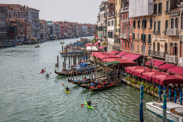 colorfull caiaques no grande canal, veneza, itália - kayaking kayak venice italy veneto imagens e fotografias de stock