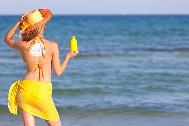 adolescent fille sur la plage et crème solaire - teenage girls blue eyes adolescence teenager photos et images de collection