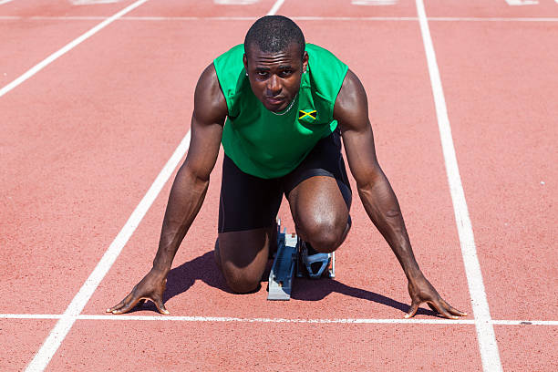 atleta de campo e pista de corrida antes de começar - rivalry starting block track and field athlete track and field - fotografias e filmes do acervo