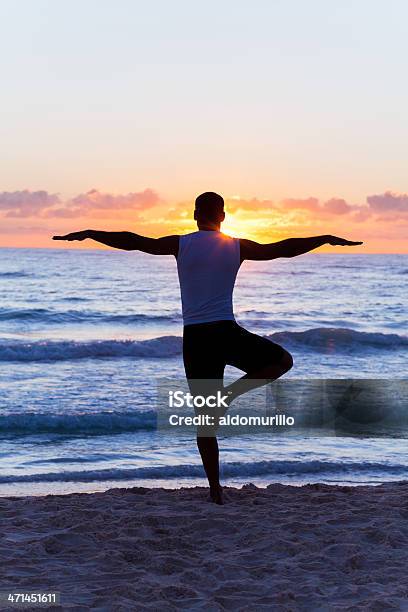 Mann Tun Yoga Am Strand Stockfoto und mehr Bilder von Abgeschiedenheit - Abgeschiedenheit, Alternativer Lebensstil, Buddhismus