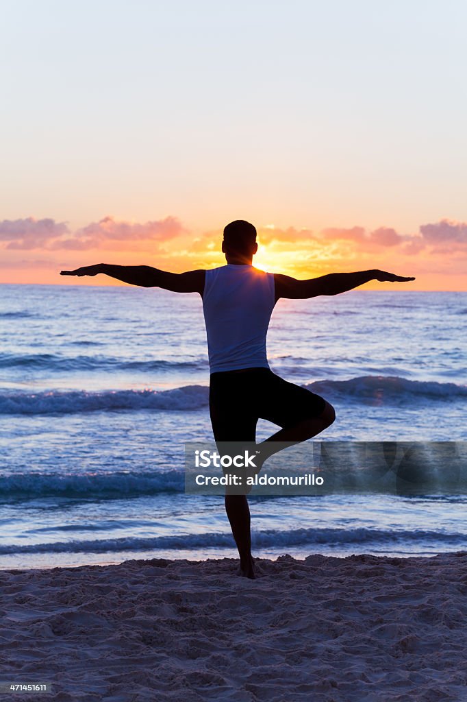 Homme, faire du yoga sur la plage - Photo de Activité physique libre de droits