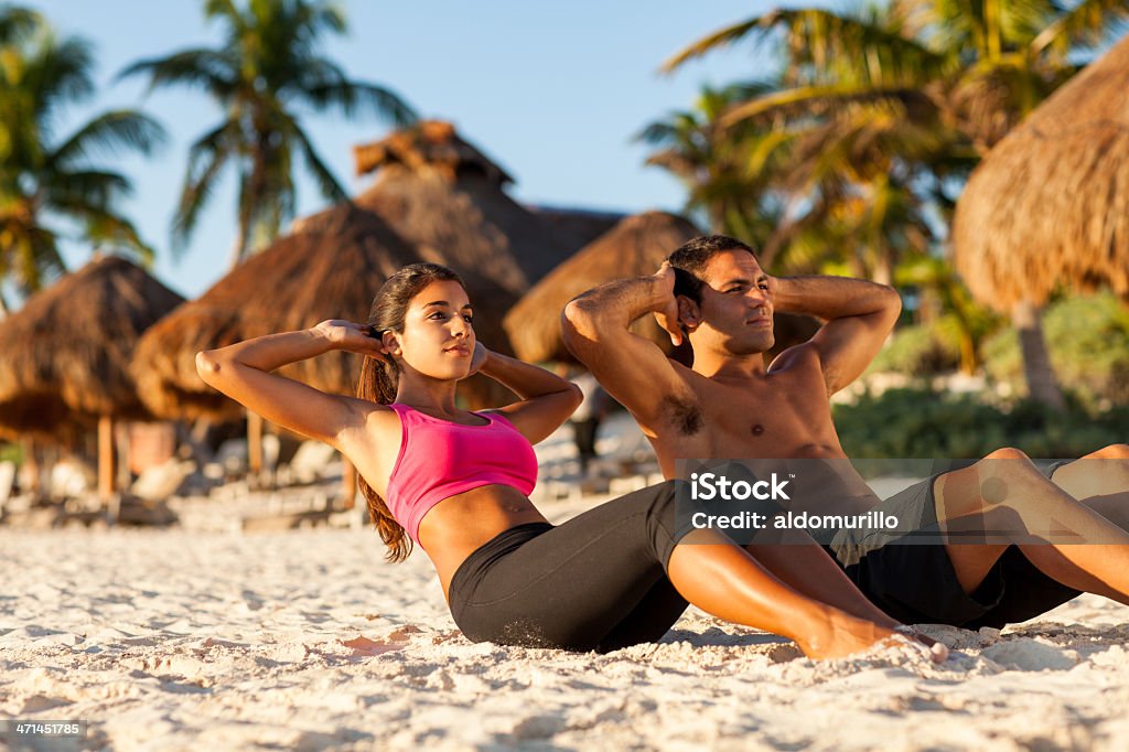 Couple faire sit ups ensemble - Photo de Activité physique libre de droits