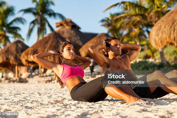 Photo libre de droit de Couple Faire Sit Ups Ensemble banque d'images et plus d'images libres de droit de Activité physique - Activité physique, Adulte, Amitié