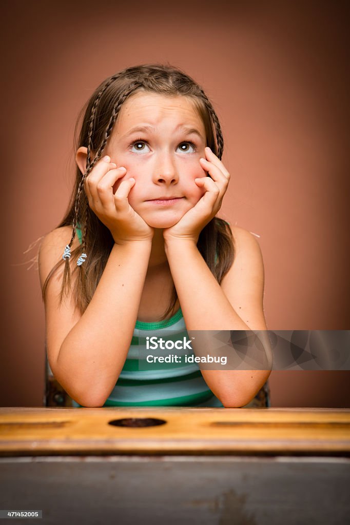 Znudzony/sfrustrowany, młoda dziewczyna Student siedzi przy biurku szkoły - Zbiór zdjęć royalty-free (Przewracać oczami)
