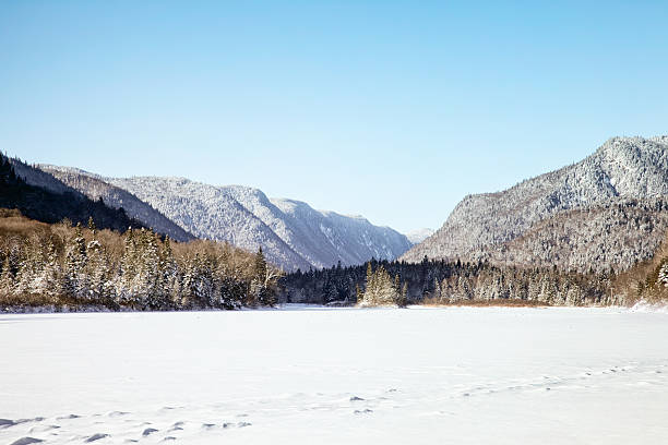 jacques-cartier-park winter-landschaft - laurentian moutains stock-fotos und bilder
