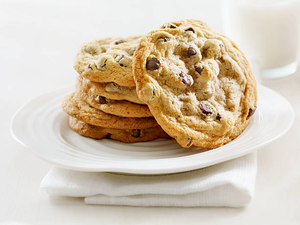 biscotti con scaglie di cioccolato biscotti e latte - cookie foto e immagini stock