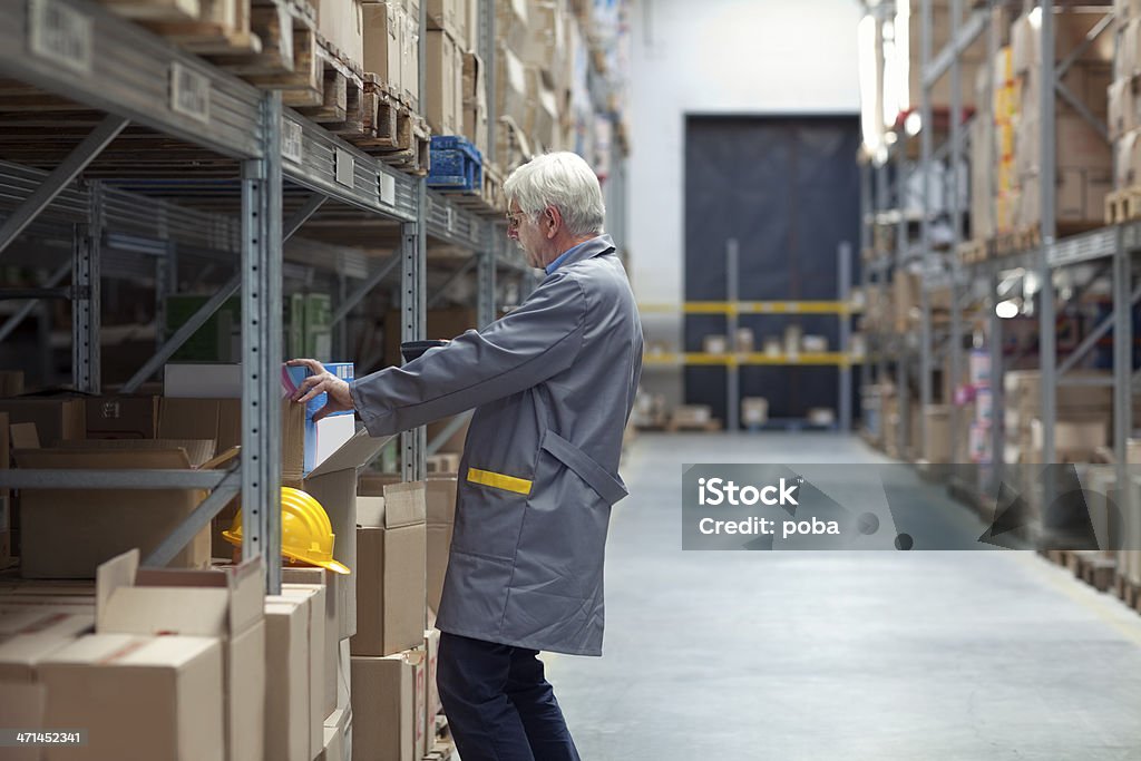 Работник склада, warehouseman сканирование Картонная коробка с Штриховой код reade - Стоковые фото В помещении роялти-фри
