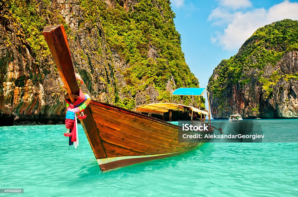 Longtail barca in legno a Maya Bay, Thailandia - Foto stock royalty-free di Acqua