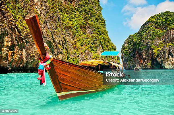 Longtail Barca In Legno A Maya Bay Thailandia - Fotografie stock e altre immagini di Acqua - Acqua, Ambientazione esterna, Ambientazione tranquilla