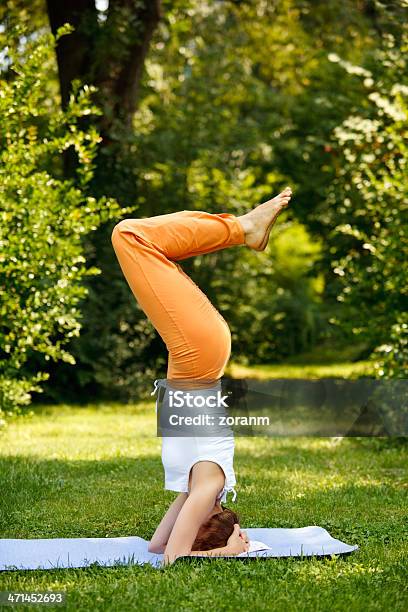 Foto de Parada De Cabeça e mais fotos de stock de Adulto - Adulto, Beleza, Bem-estar