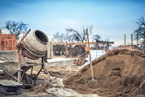 betoniera macchina in cantiere di costruzione, strumenti e sabbia - mescolatore di cemento foto e immagini stock