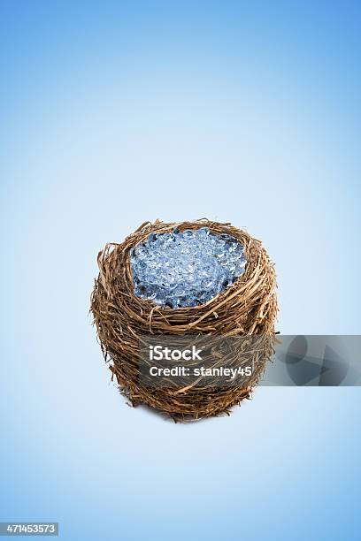 Nest Egg Cheia Com Imagem Super Exposta Ouros - Fotografias de stock e mais imagens de Abundância - Abundância, Arte, Cultura e Espetáculo, Azul