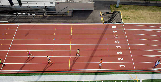 corridori di formazione - corsa su pista maschile foto e immagini stock