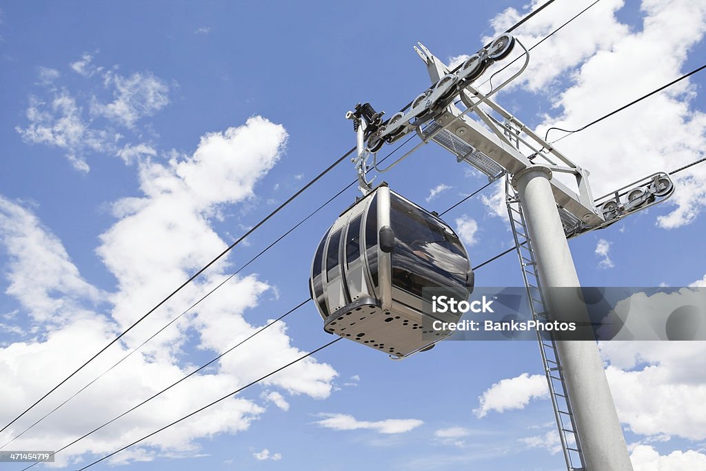 Skiliftgondel vor blauem Himmel - Lizenzfrei Ausrüstung und Geräte Stock-Foto