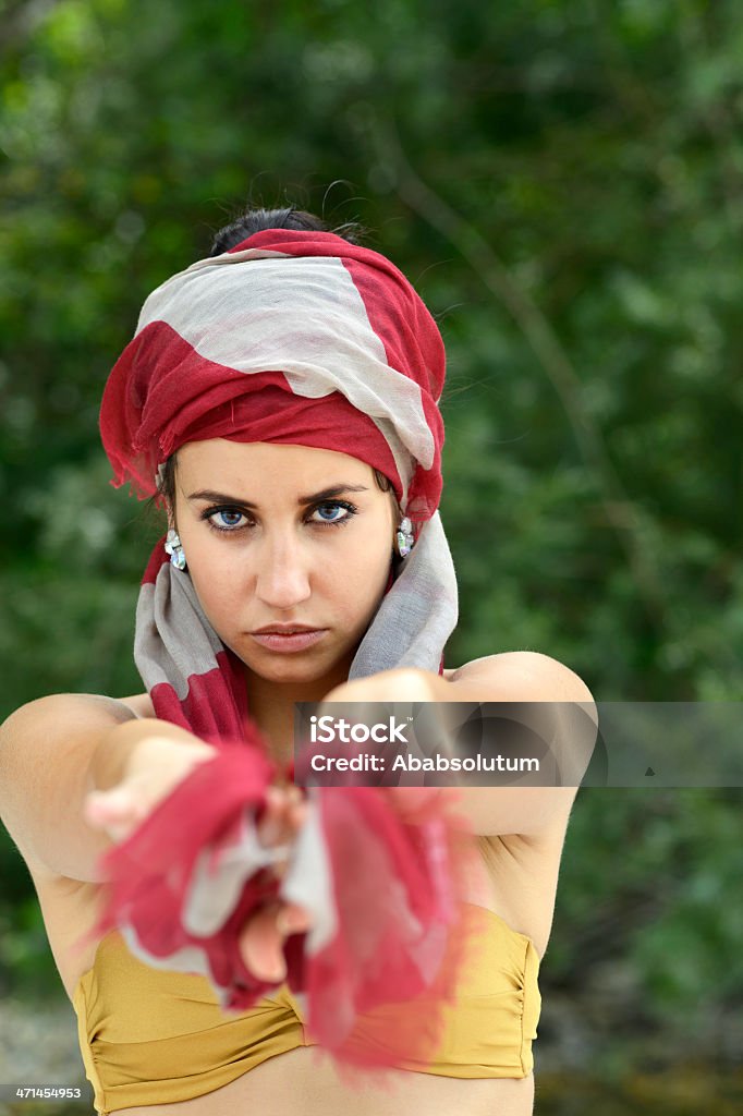 Donna in Turbante con Hans per fotografo - Foto stock royalty-free di 18-19 anni