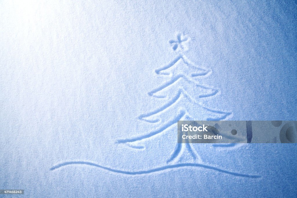 Albero di natale sulla neve - Foto stock royalty-free di Neve