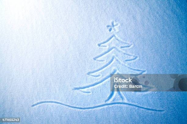 Albero Di Natale Sulla Neve - Fotografie stock e altre immagini di Neve - Neve, Natale, Albero di natale