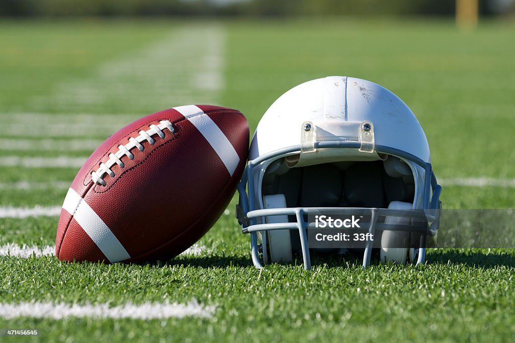 アメリカン・フットボールのフィールドとヘルメット - アメリカンフットボールヘルメットのロイヤリティフリーストックフォト